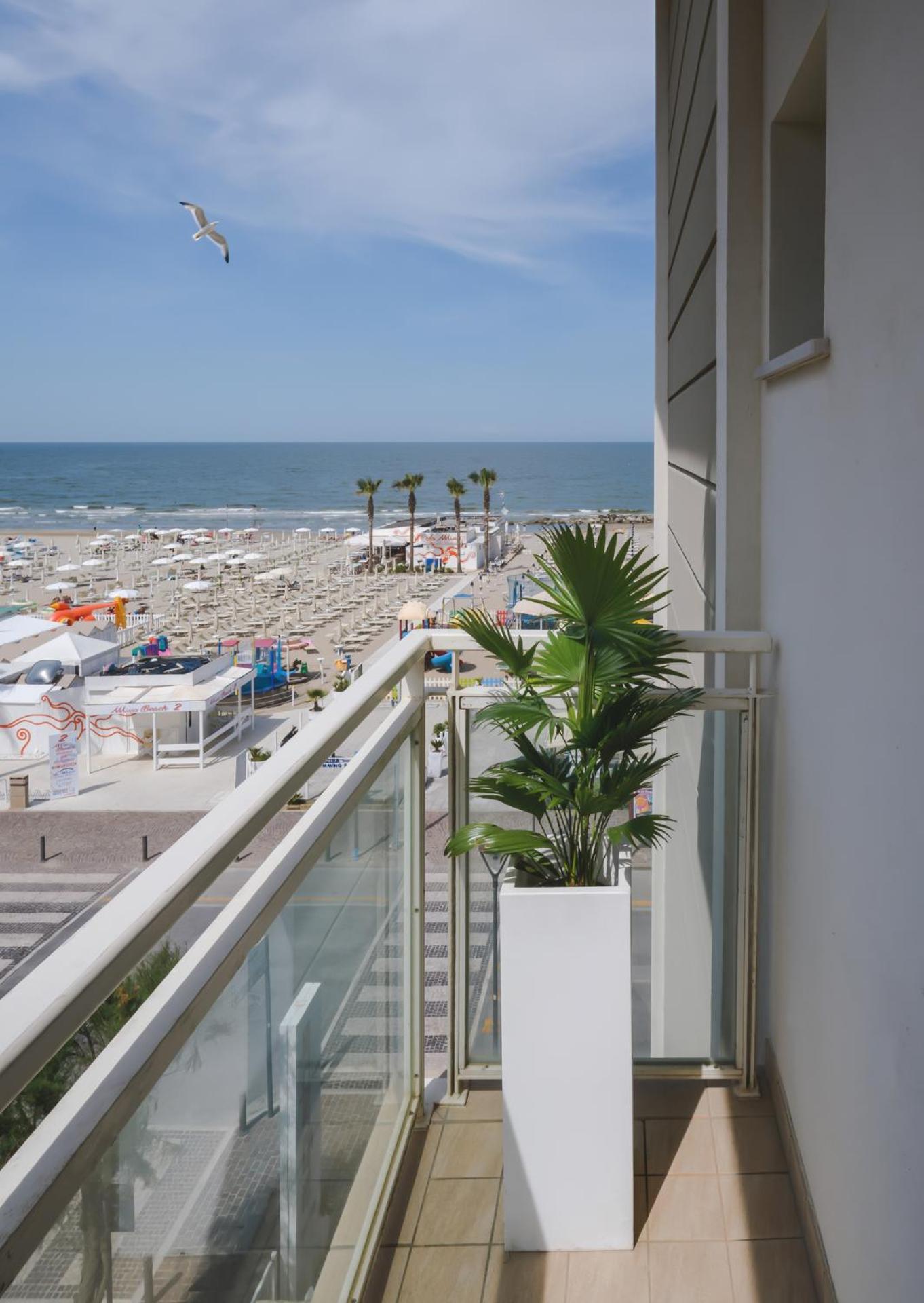 Hotel Augustus- Davanti A Noi C'E Solo Il Mare Misano Adriatico Exterior foto